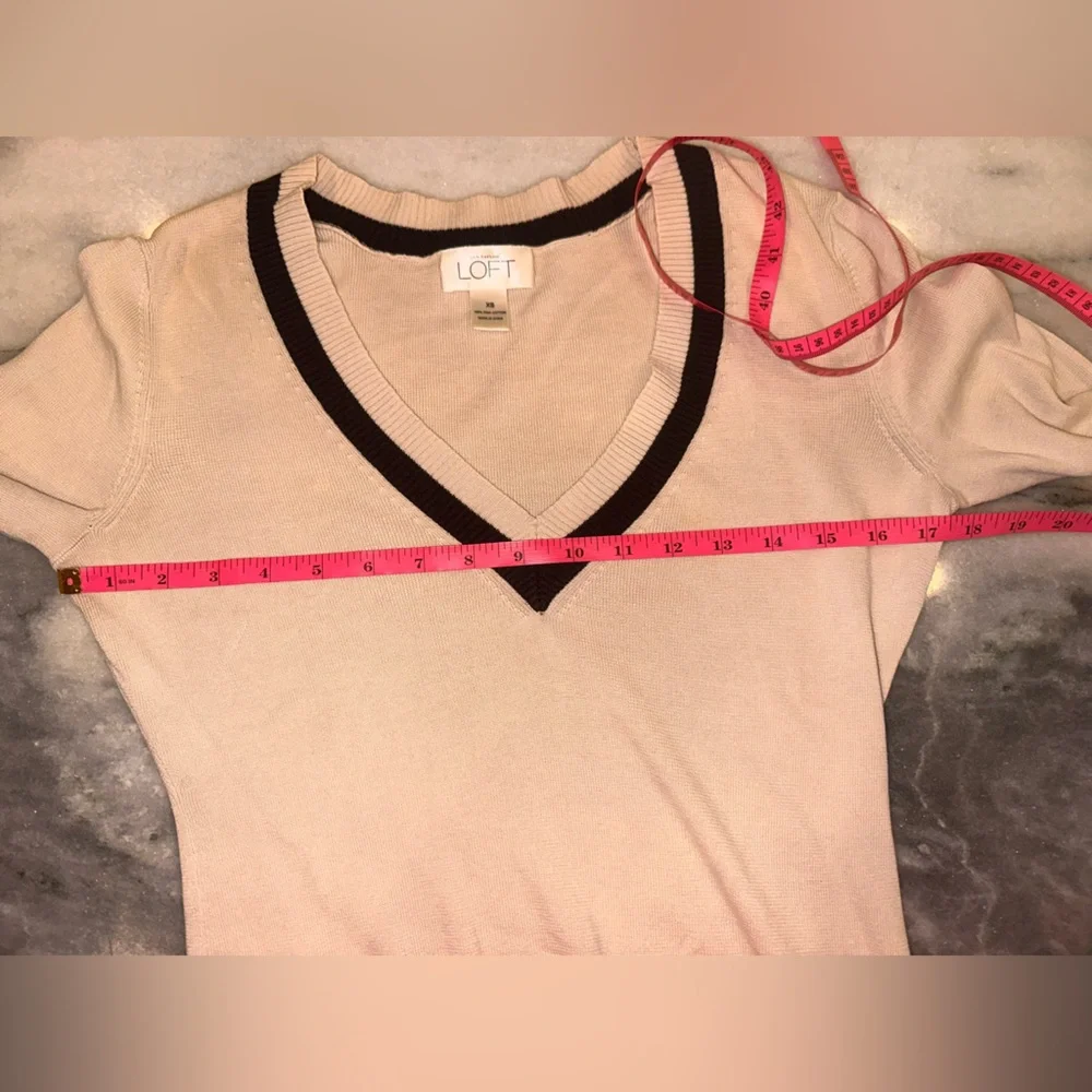 LOFT vneck beige
